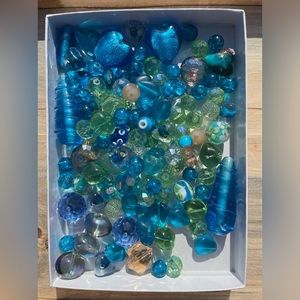 Vintage 😍Crystal beads. glass beads 236 beads lot.beautiful beads.